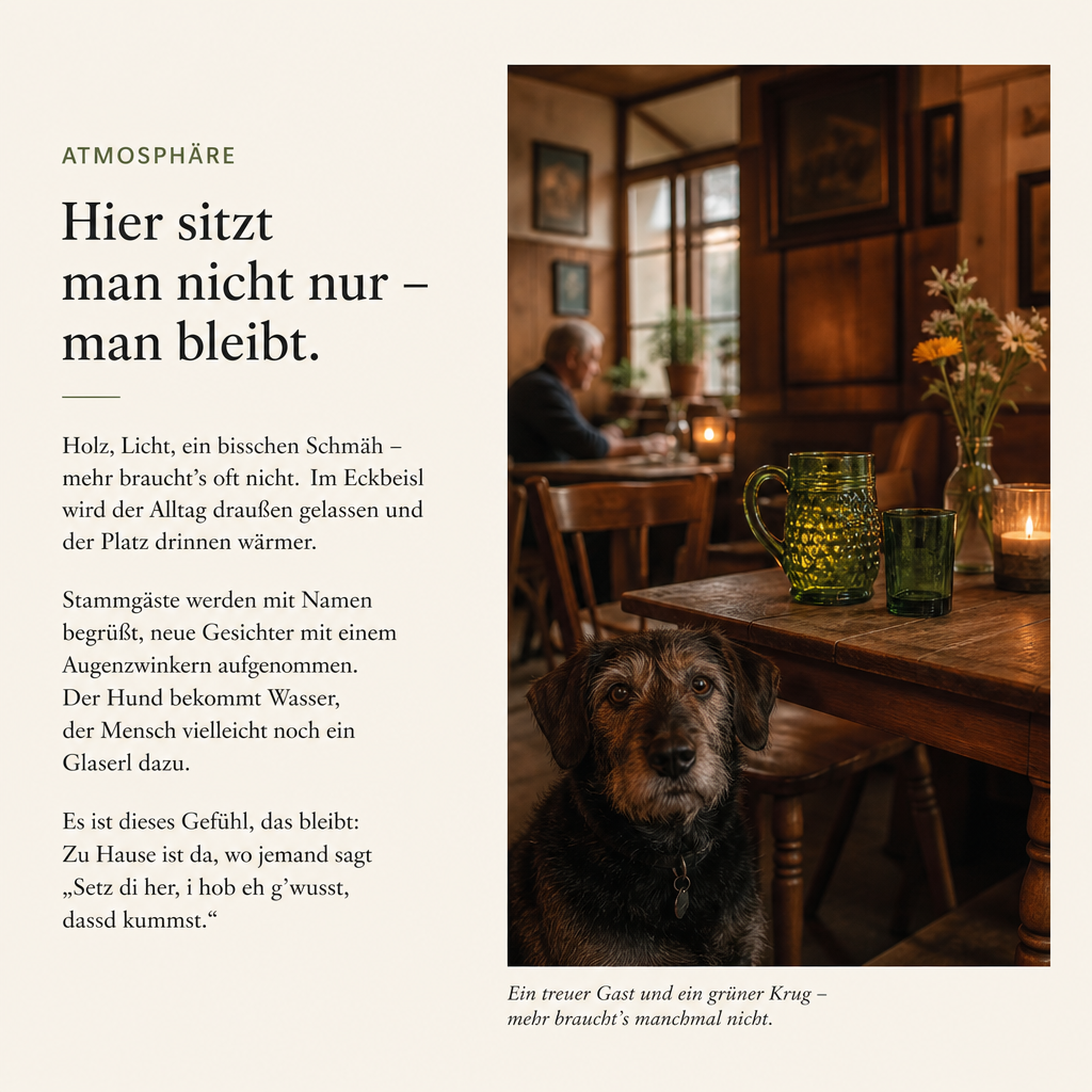 Holzgetäfelter Gastraum des s' Eckbeisl — Geweih, leinene Tischdecken und grüne Glaskaraffen im Kerzenlicht.